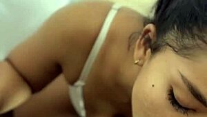 エボニー美女のステップブラザーの大きな黒いチンポへの超激しいPOVフェラチオ