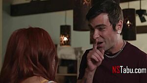 babysitterka sa vyzlečie nahá pre klienta, ktorý študuje jej roztomilé malé 18+ telo a perky malé 18+ cicí!