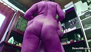 Hey minyon 18+ oğlan, şu büyükanneyi ilk analına baştan çıkarır mısın?