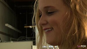 Süße lockige Blonde fingert solo ihre getrimmte Muschi, dann taucht eine reife MILF ein und leckt ihre Titten und kleinen 18+ Brüste