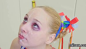 へえ、このホットなニンフォが奇妙なアナル治療スポットで激しく騎乗される