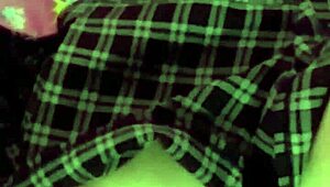 Невинная мексиканская школьница 18+ убеждена грязным профессором пойти к нему домой после уроков без презерватива, и он наполняет её спермой в школьной форме.