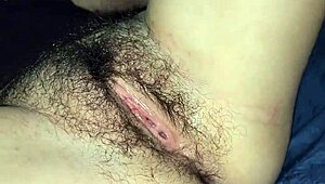 Gadis remaja 18+ Latina gendut main fantasi taboo dengan abang saudara, creampie memek berbulu di sofa