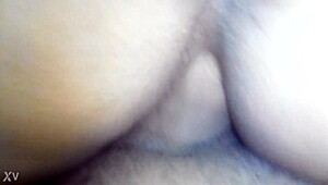 A história se desenrola enquanto ele se conecta intimamente com a namorada num momento apaixonado