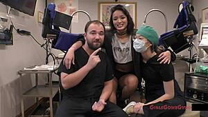 Verpleegster Channy Crossfire spuitorgasmes met anaal vingeren en vibrators in geil ziekenhuis