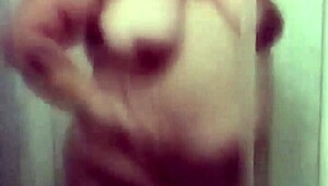 Kekasih saya Tonya kongsi pengembaraan harian dengan kawan dalam cerita buatan rumah