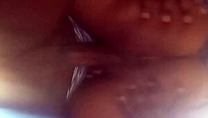 nesse clipe amador casual, elle senta num pauzão ebony monstro com a bunda empinada