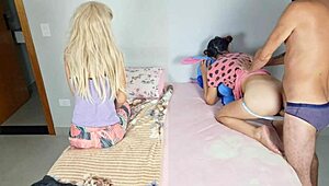 Ojczym pieprzy żonę mocno przed pasierbicą