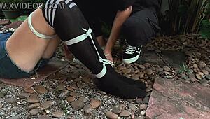 Ele pegou a loirinha gata 18+ ao ar livre e puniu coçando os pezinhos lindos até ela gemer.