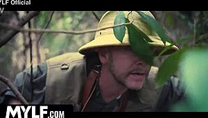 Ruivinha peituda e rabuda domina na posição amazona até gozo explosivo