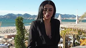 Didi blir dominert akkurat som hun ville, denne arabiske milfen med store naturlige pupper og hårete fitte i lingerie