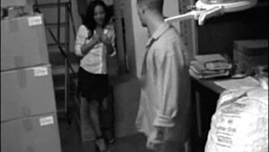 Babe Sexy Quente com Tetas Naturais Chupando Pau Grande e Fodendo Xana Molhada Forte na Ação Escondida do Depósito