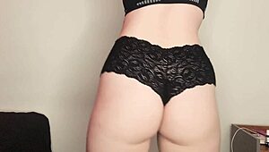 أليس هذه الجميلة الشابة القانونية بمؤخرتها الكبيرة تتحرش بك بجنون؟