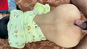 Indiase bhabhi wordt geneukt door vriend