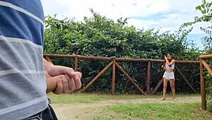 Hej, sprawdź to ryzykowne publiczne lanie na ulicy gdzie piękna rudowłosa 18+ łapie mnie na masturbacji na zewnątrz 😏