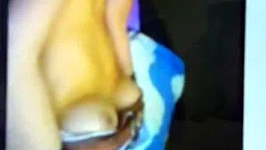 Vadia francesa Fanny explora buceta lisinha com consolo na cam solo