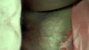 テルグのアンティが姑とのカジュアルな家族遭遇で黒いマンコを見せびらかす