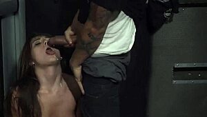 Ei, quer ver essa amadora novinha 18+ mostrando buceta e fodendo com a gostosa de olhos esfumaçados em bondage bdsm?