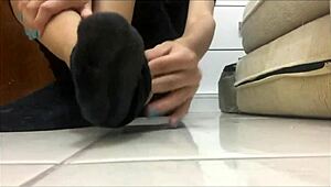 黒い靴下をゆっくり脱ぎながら、POVフェティッシュセッションで足をからかい唾を吐く