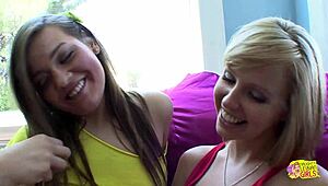 Pieni-tittinen lesbo puffy-nännillä suutelee hellästi ja tutkii toisen pieni-tittisen lesbon intiimiä aluetta hellässä hetkessä