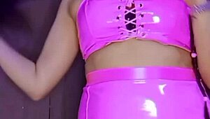 Ik kijk graag hoe deze 18-jarige sexy latina meid dildo gebruikt