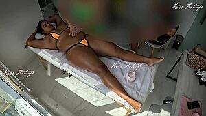 Urut dengan bikini mikro disorok dalam pepek