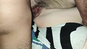 Smelo lížem tesnú oholenú pičku mojej plachej priateľky, až sa zmáči, potom ju tvrdo prenikám veľkým kurcom na kvapkajúci creampie