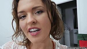 Milf amadora leva rola dura em gangbang taboo!