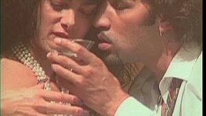 De gast had deze cougar milf met harige natte kut klaar en gleed met zijn dikke pik diep voor wilde rit