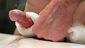 Se amatør-nabo nå rystende orgasmus i close-up hjemmelavet solo