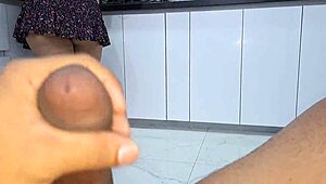 ten pasierb zakrada się do kuchni i zaczyna ruchać cipkę macochy w sukience, zamieniając tabu w gorący seks