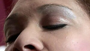 Эй, смотри, как я сосу этот огромный хуй, обожаю каждый сантиметр! 🍆💦