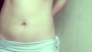 Hej, tjek denne våde kinesiske milf onanere solo i vild video! 😈 Klar til mere asiatisk action?