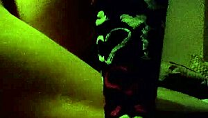 Amarrei essa novinha 18+ e dedei até esguichar pra todo lado, puta que pariu que intenso...