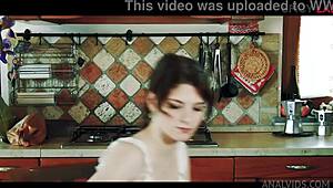 Di ladang Itali, remaja 18+ Sara Bell ambil batang besar dalam penembusan berganda gangbang luar.