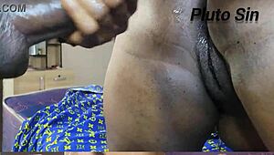 Twee dikke chicks bouncen grote konten op enorme lul in cowgirl en doggy