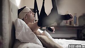 Грязная мачеха помогает пасынку с большим хуем своими ловкими руками