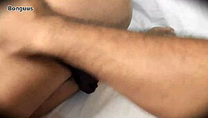 Czy myślisz, że macocha zauważy, jak wsuwam się w jej kremową cipkę podczas filmu?