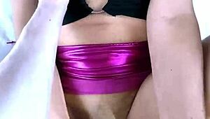 Pequena tetona leva estocadas missionárias com creampie na buceta apertada