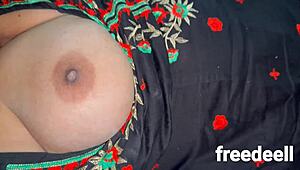 Hé, stiefmoeder checkt mijn pik en speelt ermee