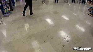 이 맛있는 체코 여자, 몰에서 유혹당해 옷 벗고 POV에서 세게 박힘