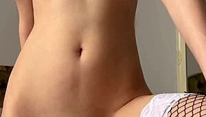 فتاة نحيفة 18+ مايسكي تخلع ملابسها، تمص أصابعها في كسها المحلوق الضيق حتى تصرخ وتوصل مع ديلدو