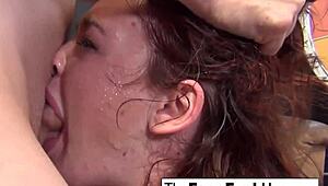 Wah, pelacur rambut merah kena face fuck super keras sekarang! 😈💦