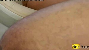 Bu adam ayaklarına fena takmış dört ayak üstünde sikiyor mu