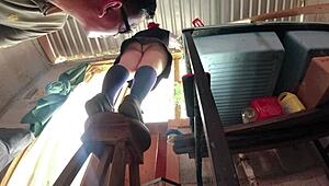 Тайком снял под юбку грудастой колумбийской студентке, которая не дотянулась высоко на уроке