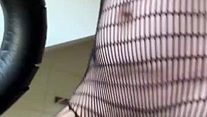 アスレチックなブロンドミルフがフィッシュネットとフィットネスムーブでフェティッシュワークアウト、ヨーロッパ主婦ルーチン