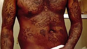 Aquecendo meu corpo tatuado pro pauzão preto do jovem 18+ Starbrazy com porra