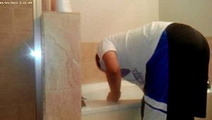 헤이, 그냥 욕실 청소 좀 하면서 집안일 해 😊