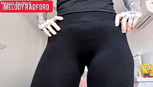 Милфа Мелоди Радфорд в прозрачных леггинсах жёстко оттрахана с прыгающими сиськами