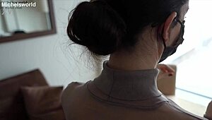 Femme soumise amateur agit comme esclave d'affaires en public. Elle va sans soutien-gorge avec un décolleté qui expose ses seins naturels tombants tout en étant bandée les yeux.